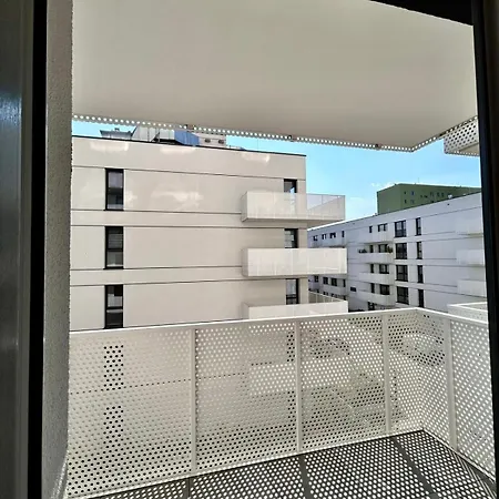 Zoo Arena Near Airport Free Parking *