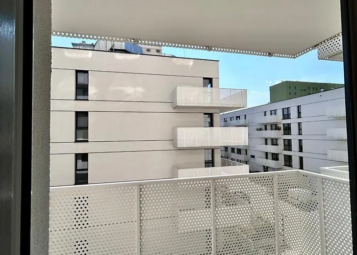 Zoo Arena Near Airport Free Parking *